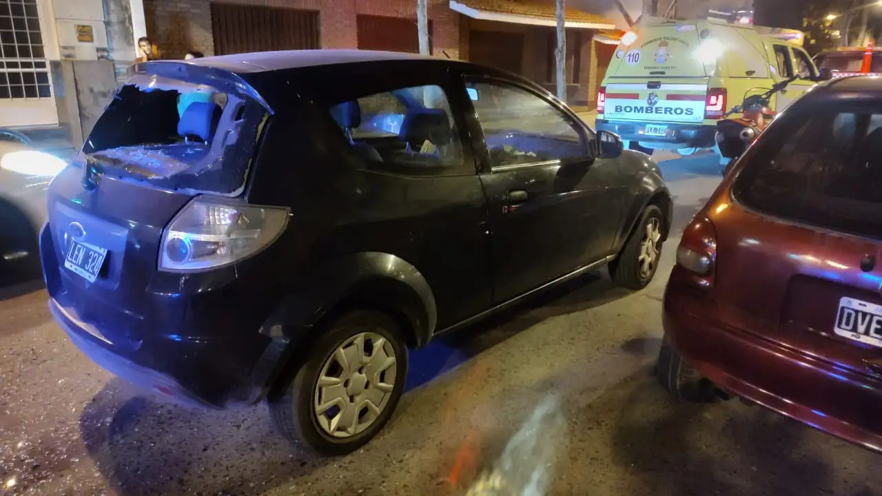 La luneta del automóvil quedó totalmente destrozada tras el impacto.