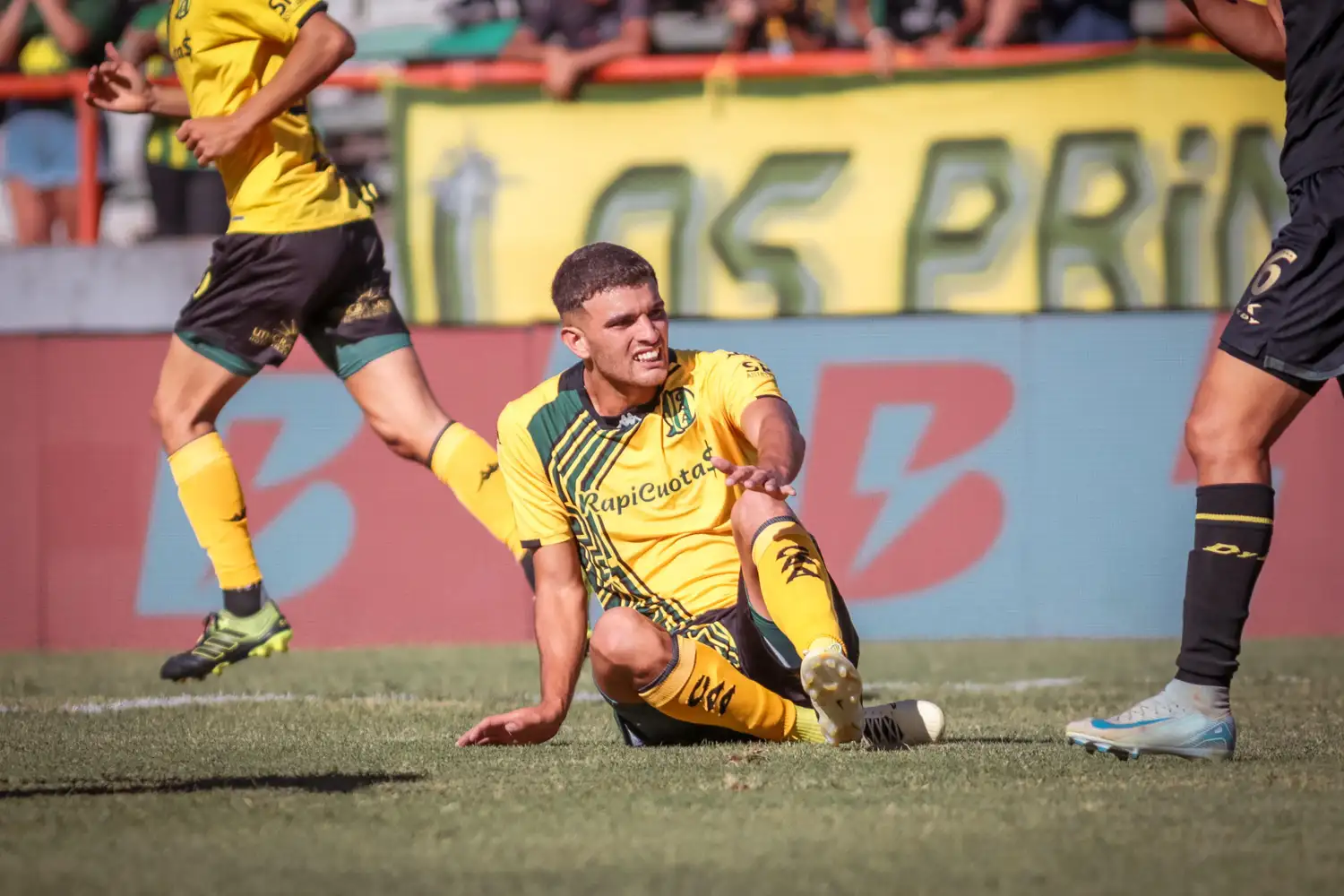 Elias Torres lamentándose en el suelo