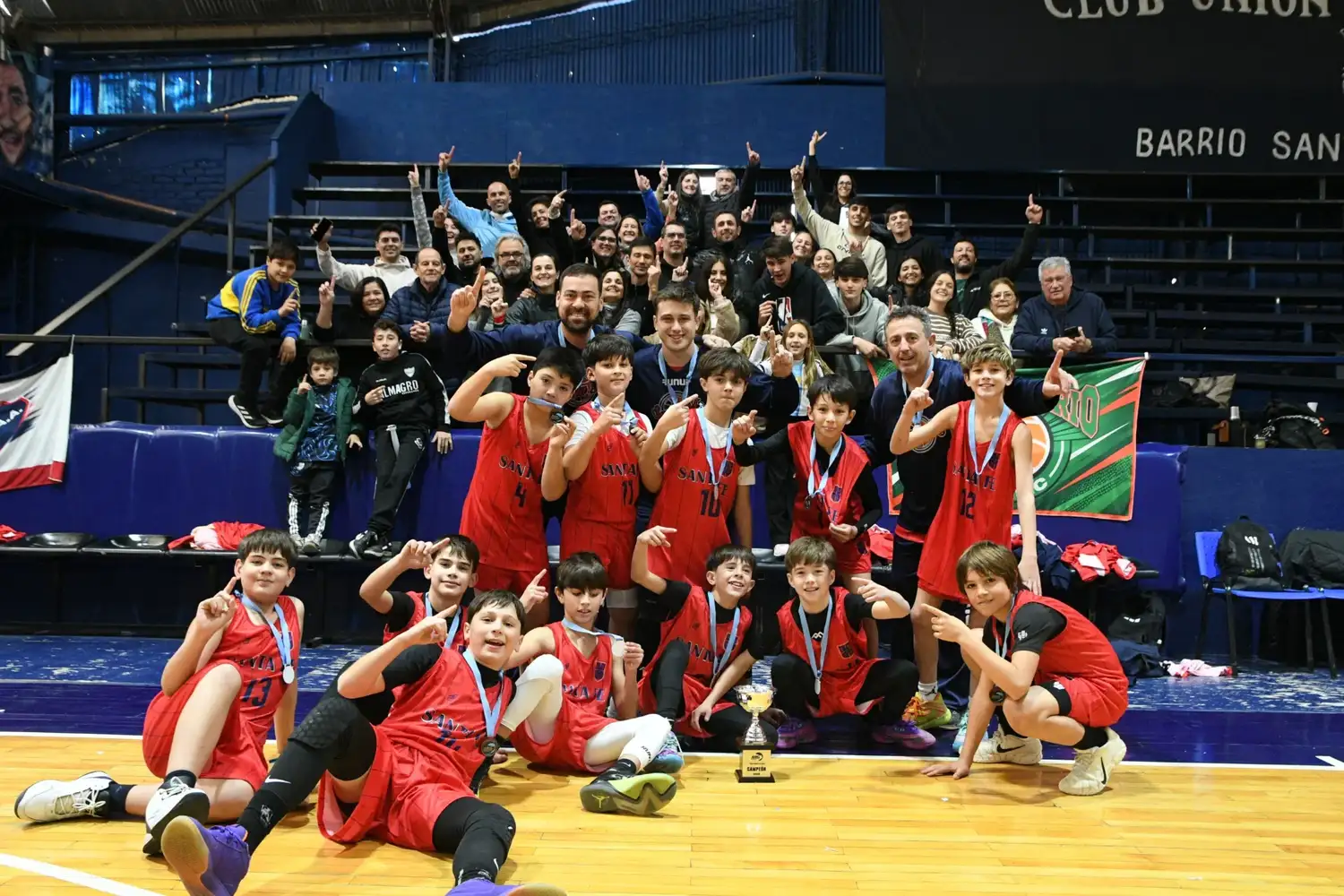 Los campeones argentinos con su copa y medallas. Foto: Prensa FEBA Santa Fe