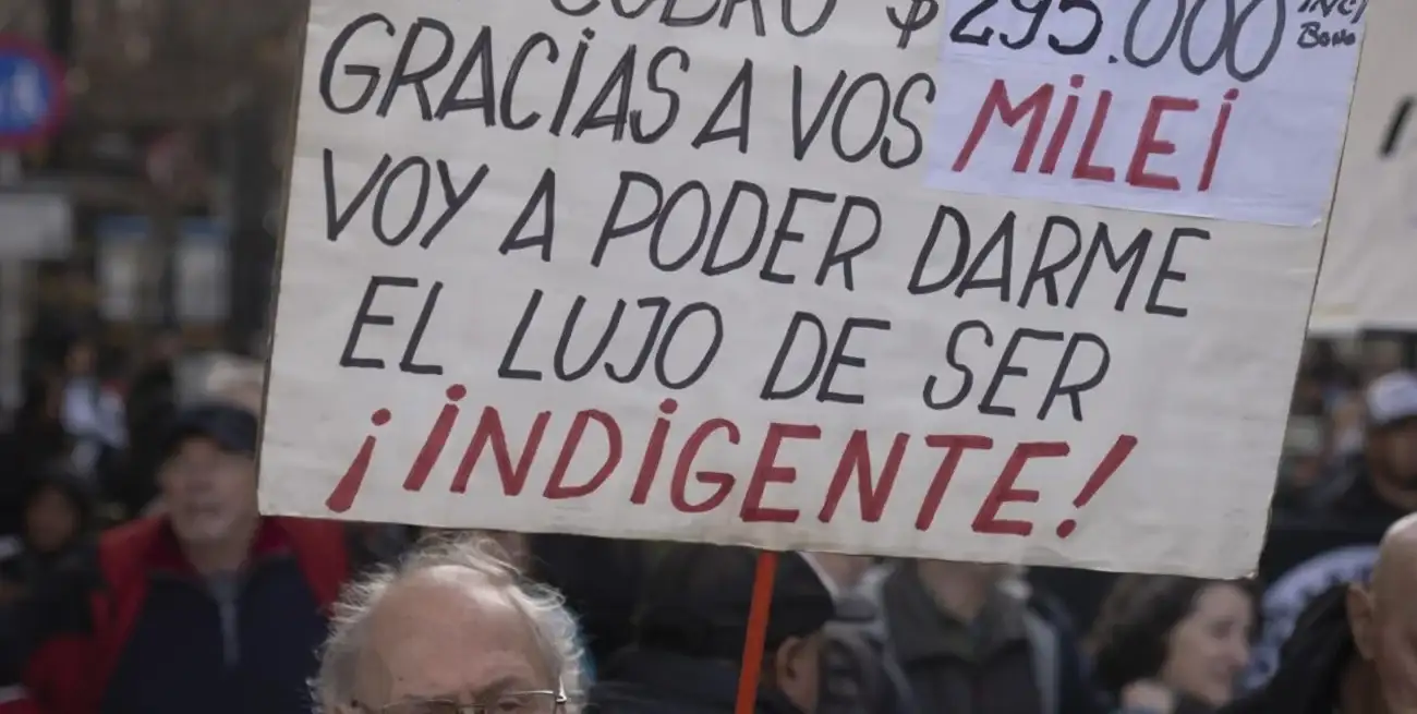 Reclamo, resignación e ingenio popular. Los jubilados enfrentan desde hace décadas una situación de desprotección y descuido que se ha profundizado en los últimos dos años.