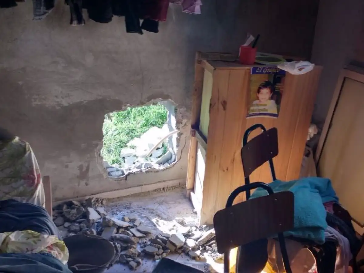 Hicieron un boquete y desvalijaron una casa