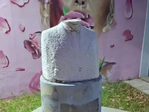El busto pertenece a Augusto Boero.