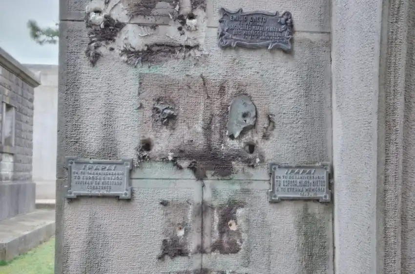 Denuncian robos patrimoniales de placas de bronce en el Cementerio La Loma de Mar del Plata