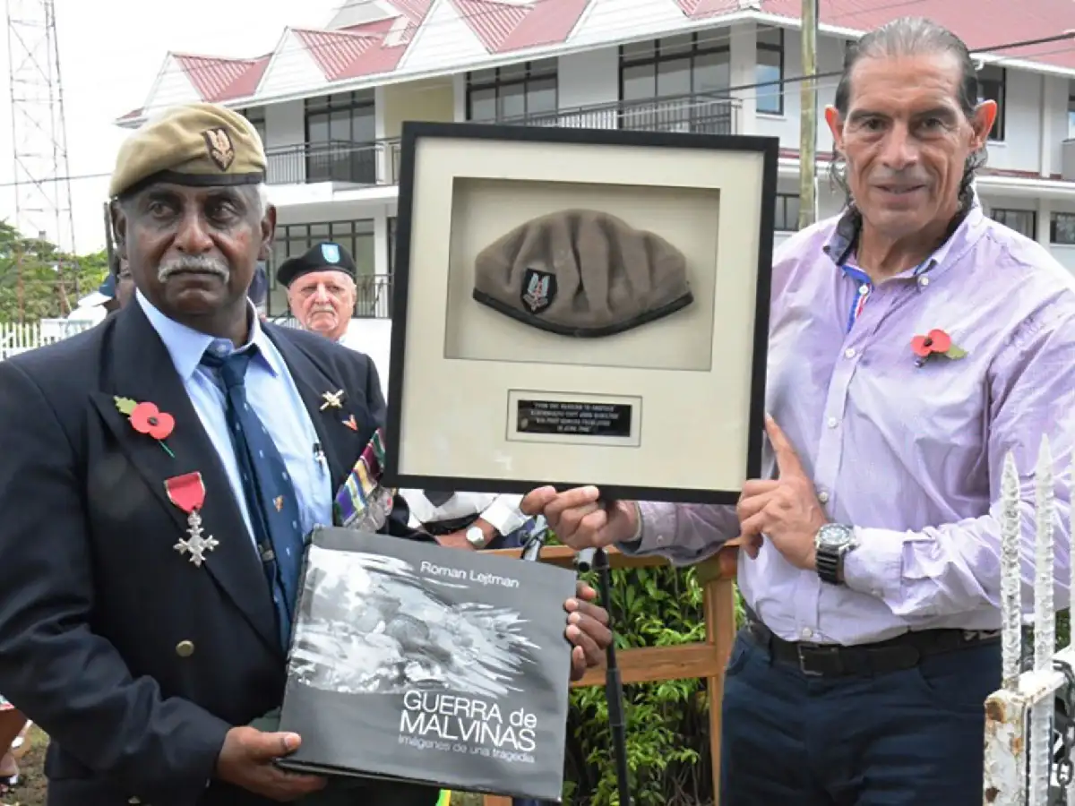 Malvinas: el argentino lo capturó y protegió del frío y al caer prisionero, el inglés lo reconfortó.