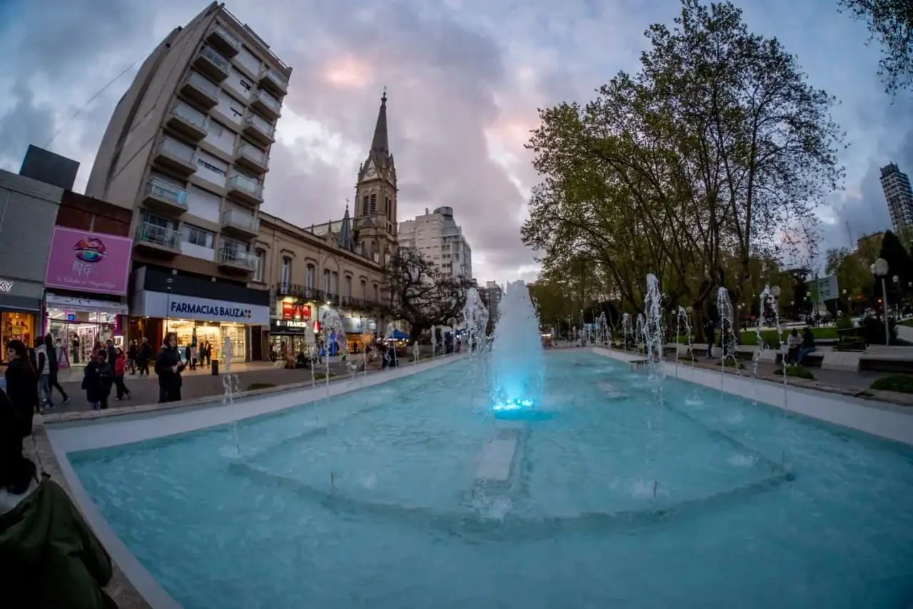 La fuente de la Peatonal San Martín vuelve a brillar con nuevos juegos de agua y luces