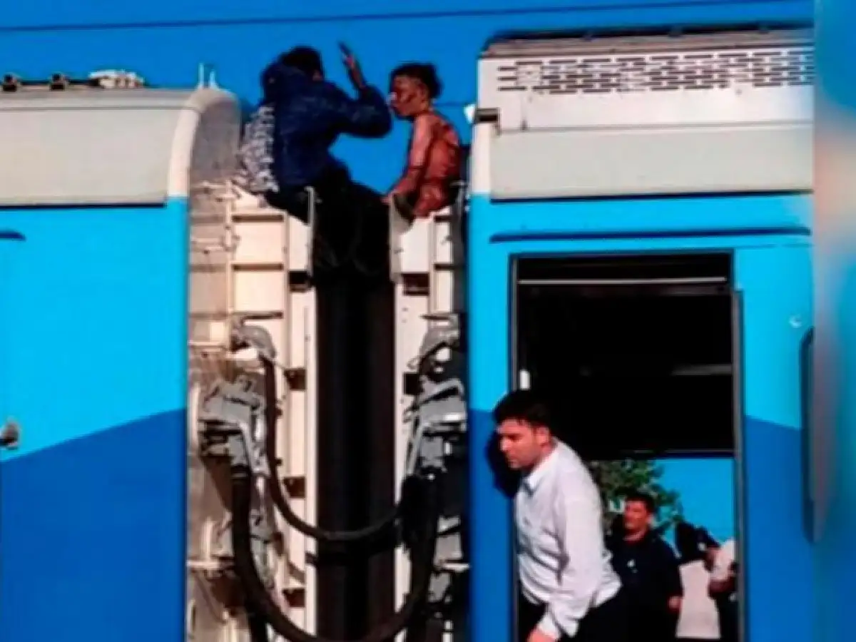 Dos jóvenes recibieron 25 mil voltios de descarga eléctrica en el techo de un tren