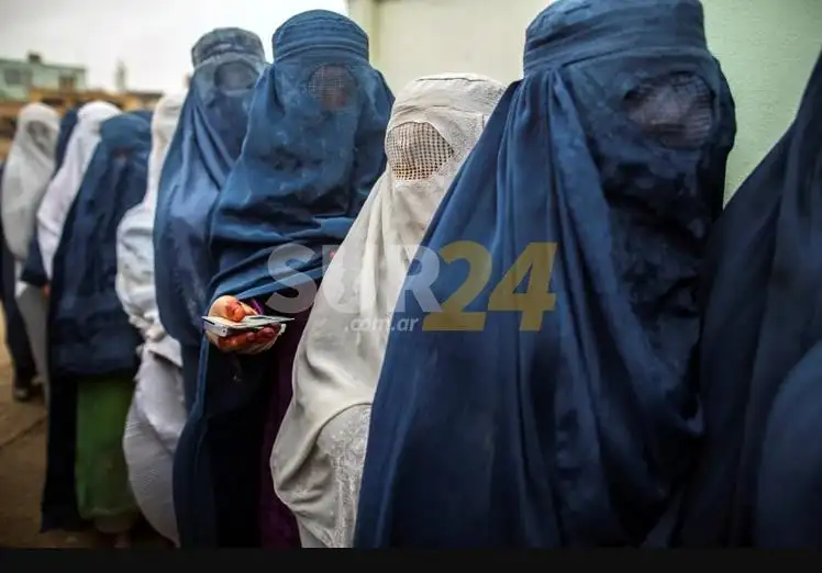 Decenas de mujeres marcharon por sus derechos en Afganistán