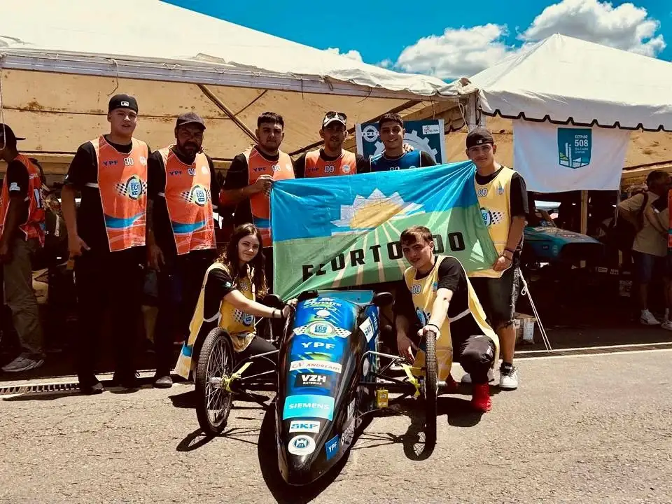 El Coyote Team de la Escuela Técnica 287 durante la competencia del Desafío Eco YPF 2025 en Concepción del Uruguay.