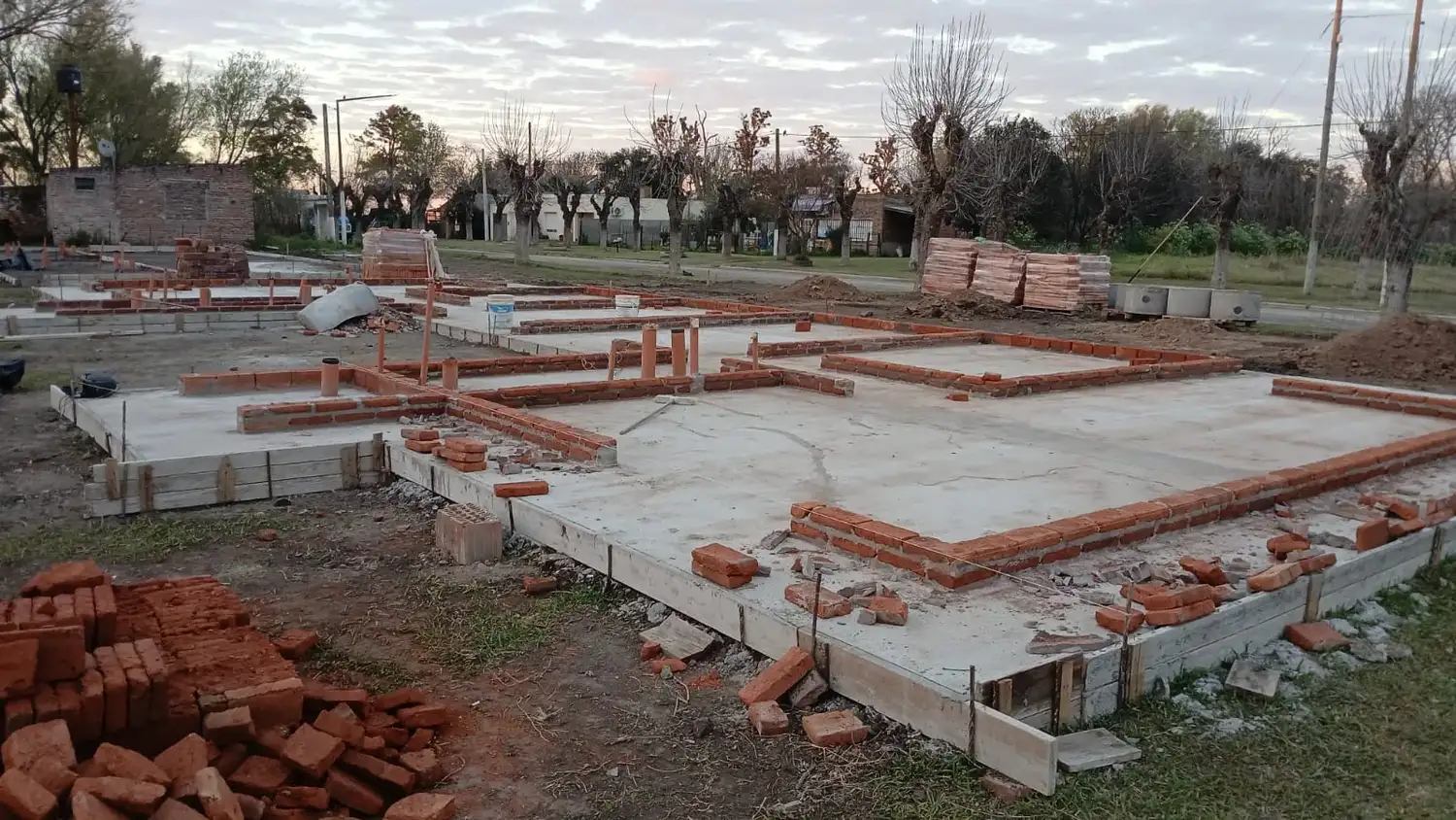 Dio inicio la construcción de las cuatro viviendas.