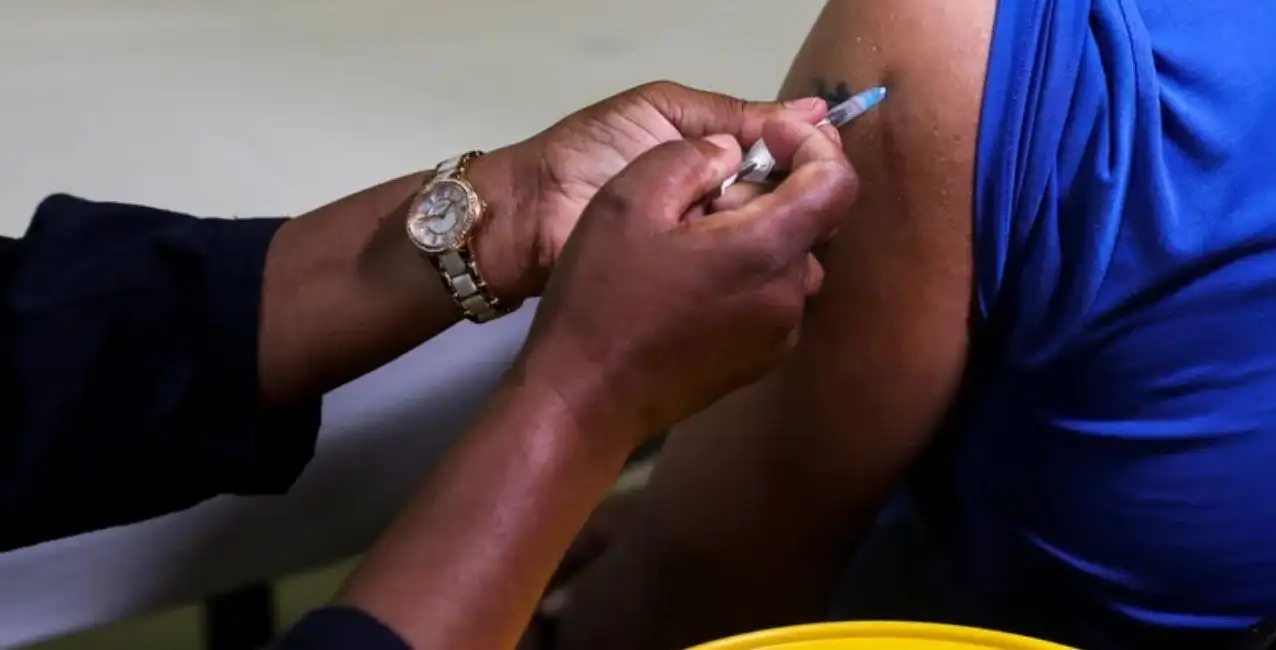 Ómicron y Delta: la OMS advierte que el mundo enfrenta “un tsunami de infecciones”