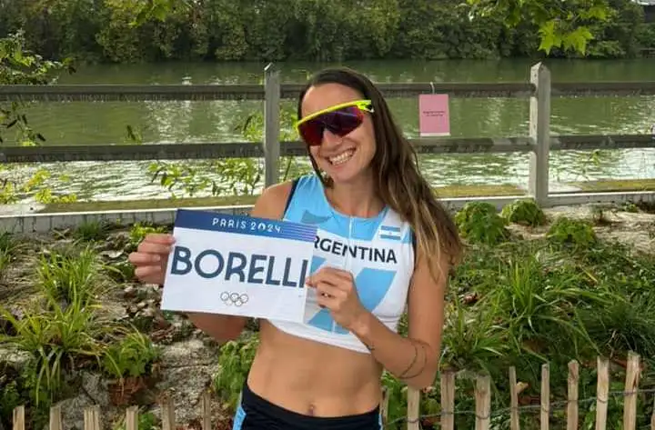 Florencia Borelli con su dorsal para el maratón olímpico.
