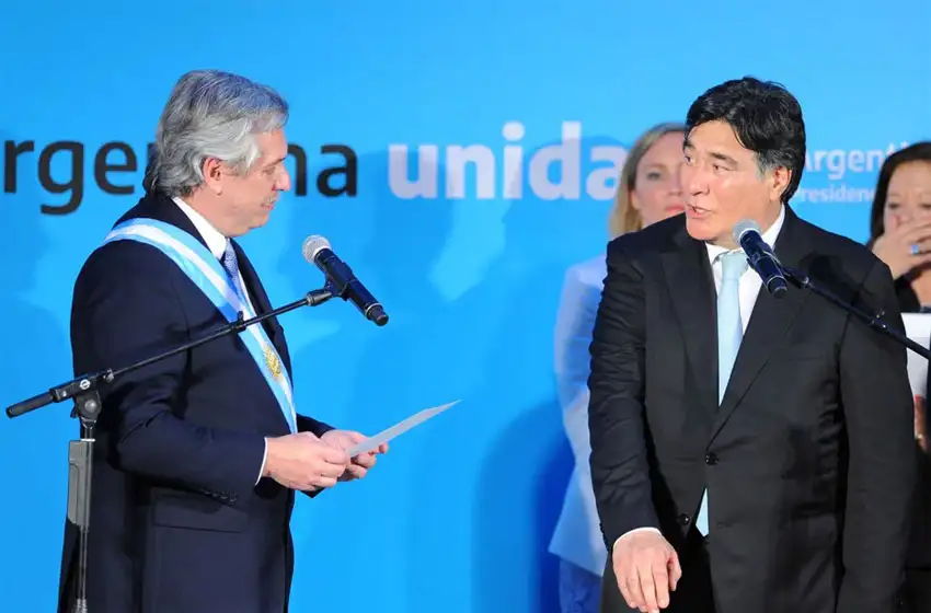 Video: escracharon en un avión a Carlos Zannini por haber estado involucrado en el "vacunatorio VIP"