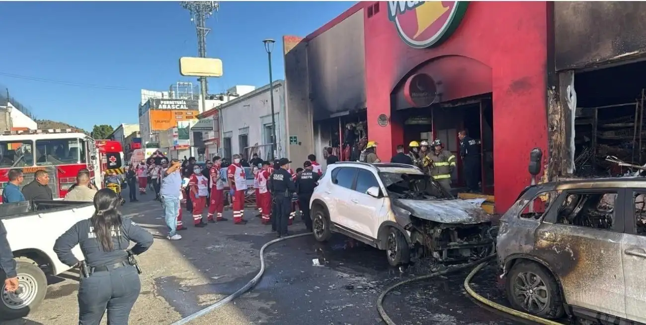 Bomberos y personal de la Cruz Roja rescatan a víctimas tras la explosión en un supermercado de Hermosillo.
