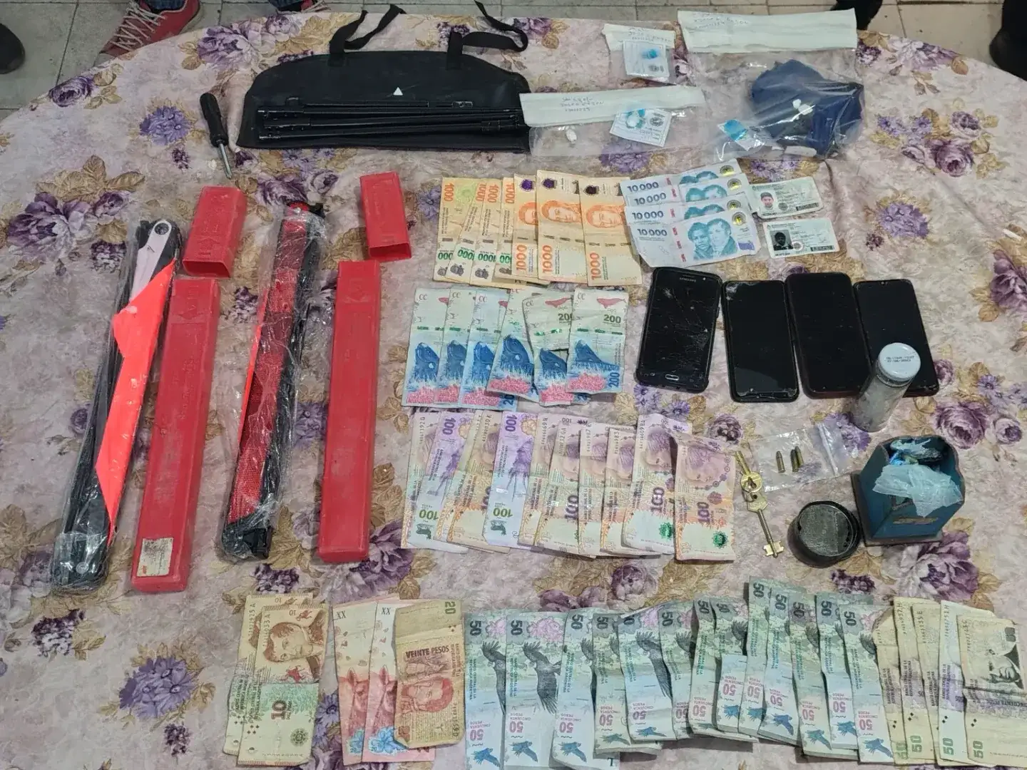 Lo secuestrado en el allanamiento. Crédito: Relaciones Policiales.
