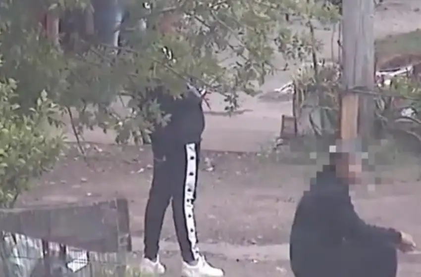 Cerrito Sur: en plena calle, jóvenes se mostraban con réplicas de armas