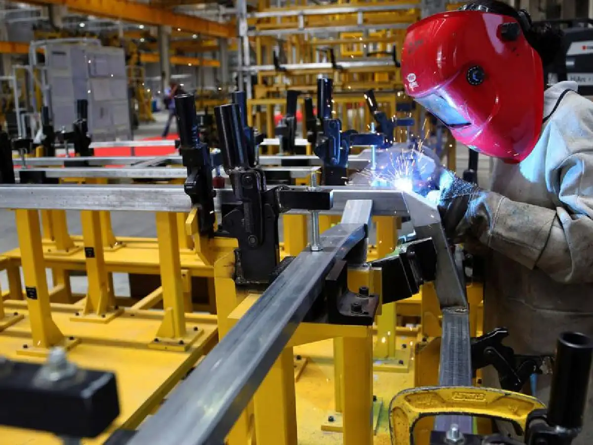 La UIA confronta con el Gobierno y asegura que la industria aún no llegó al piso de su caída