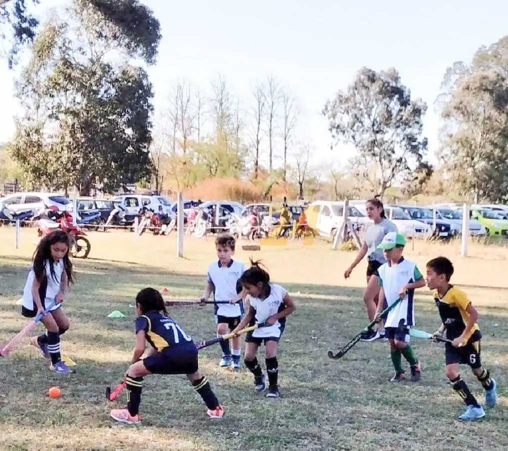 Más de 100 jugadores de la Escuela de hockey municipal competirán en Smata