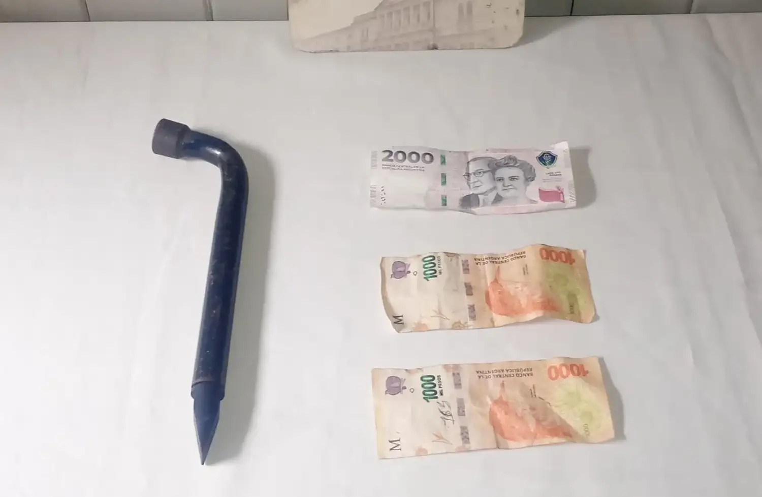 El sujeto amenazó a la propietaria con una planchuela de hierro en forma de “L” y robó $4000 en efectivo.
