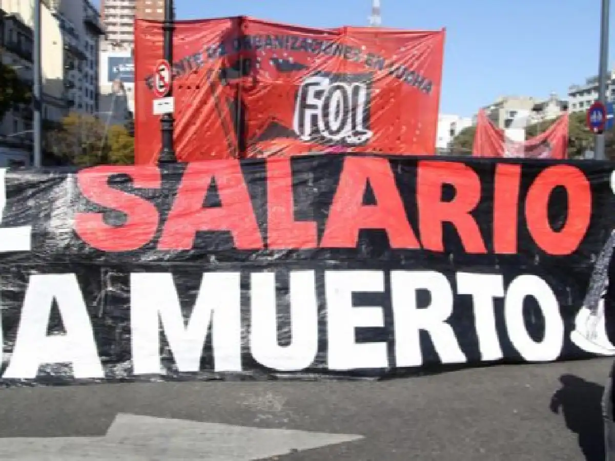 Marchan al ministerio de Trabajo para pedir un salario mínimo de $110 mil