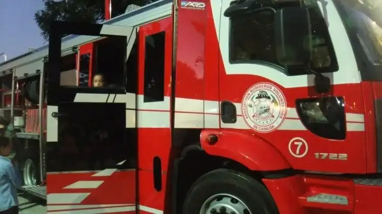 Personal de Bomberos Voluntarios de Casilda trabajó en el lugar del accidente tras el despiste fatal ocurrido en la Ruta 33.