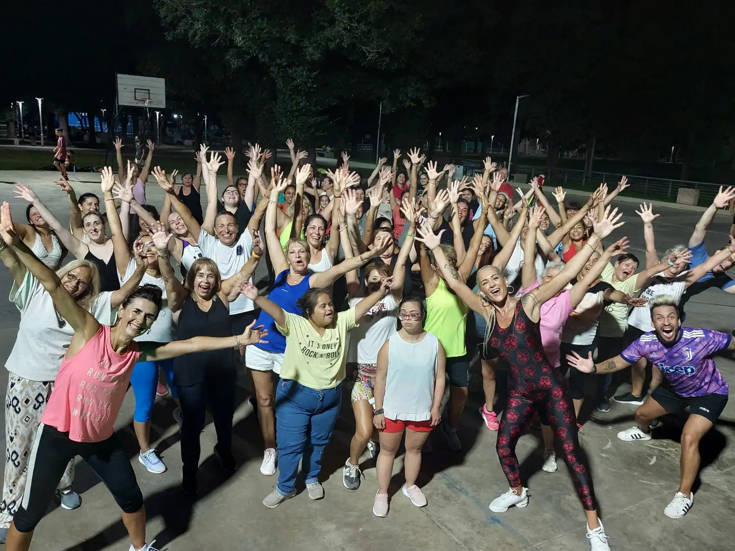 Gran noche del “Venite a bailar” con ritmos latinos y buena onda