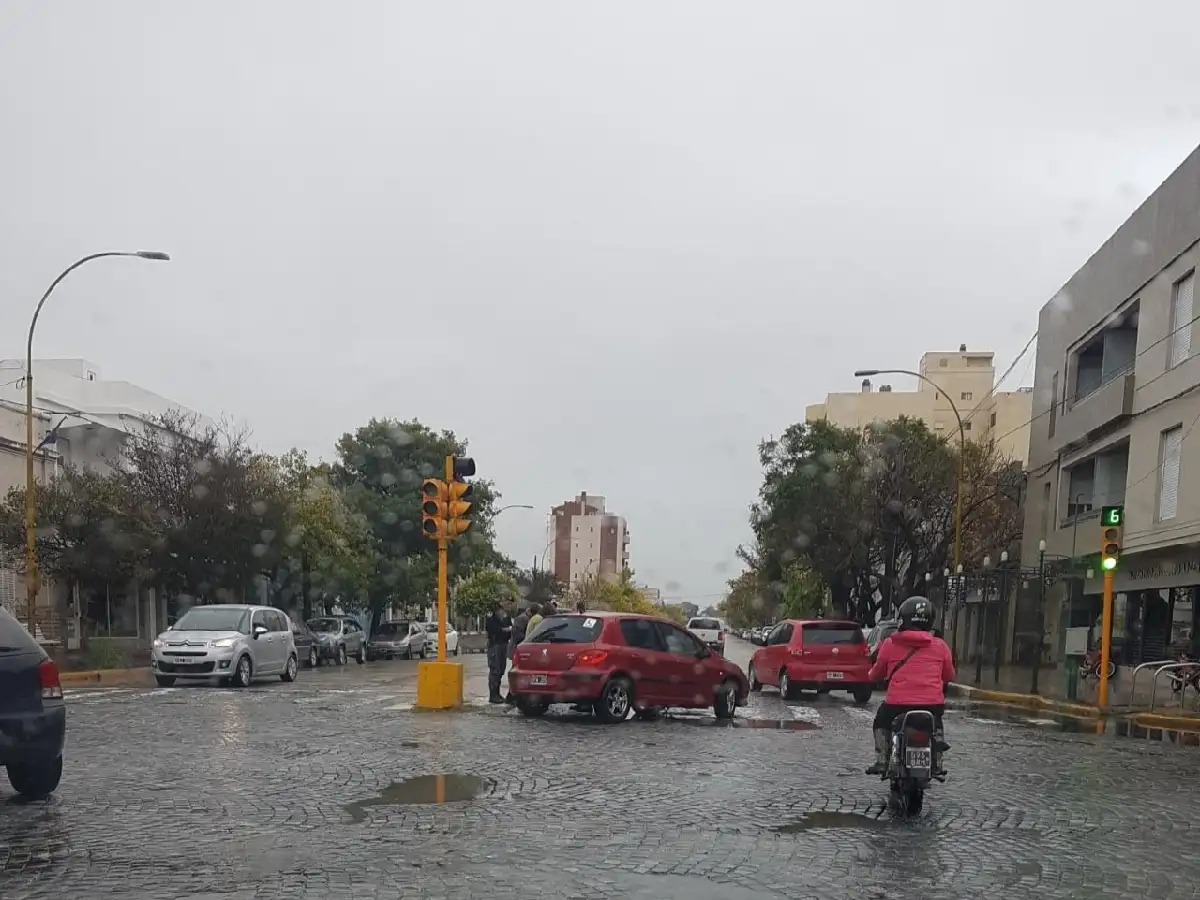 Automovilista chocó mojón en la esquina de 9 de Julio y Juan B. Justo 