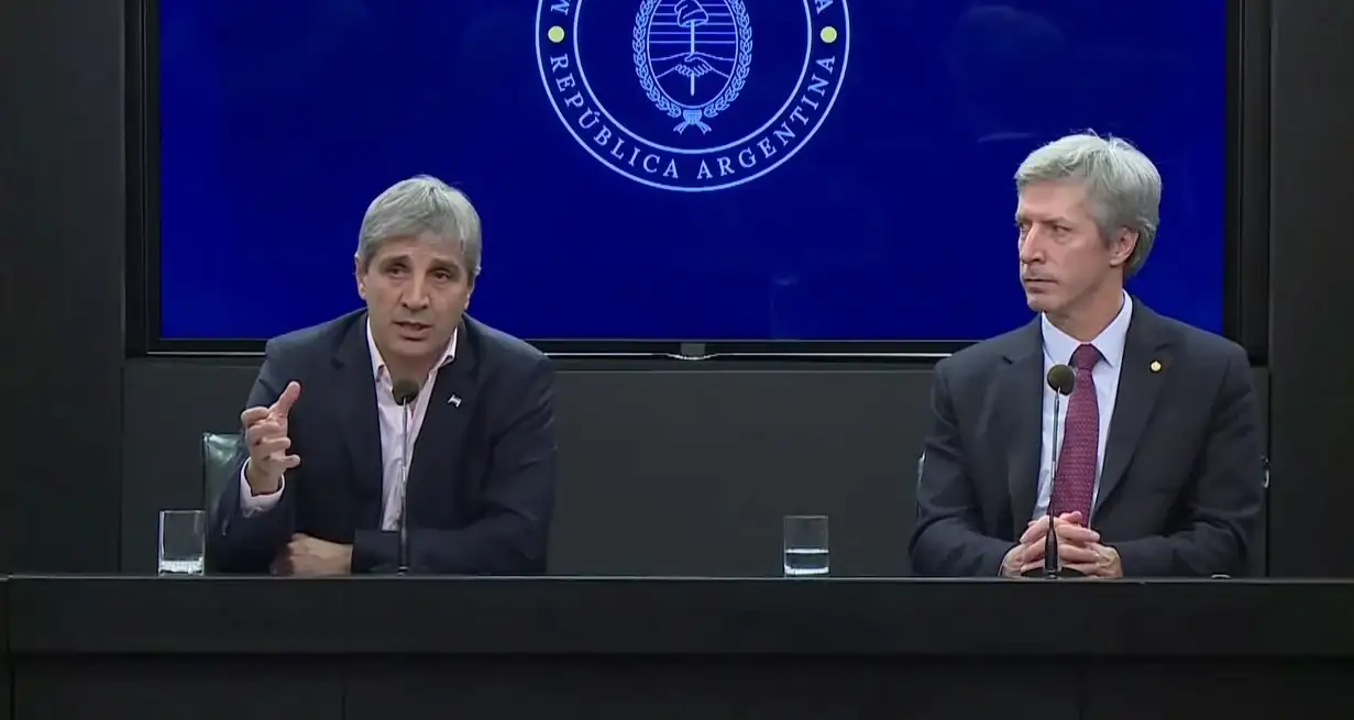 El ministro de Economía, Luis Caputo, y el titular del Banco Central, Santiago Bausili.