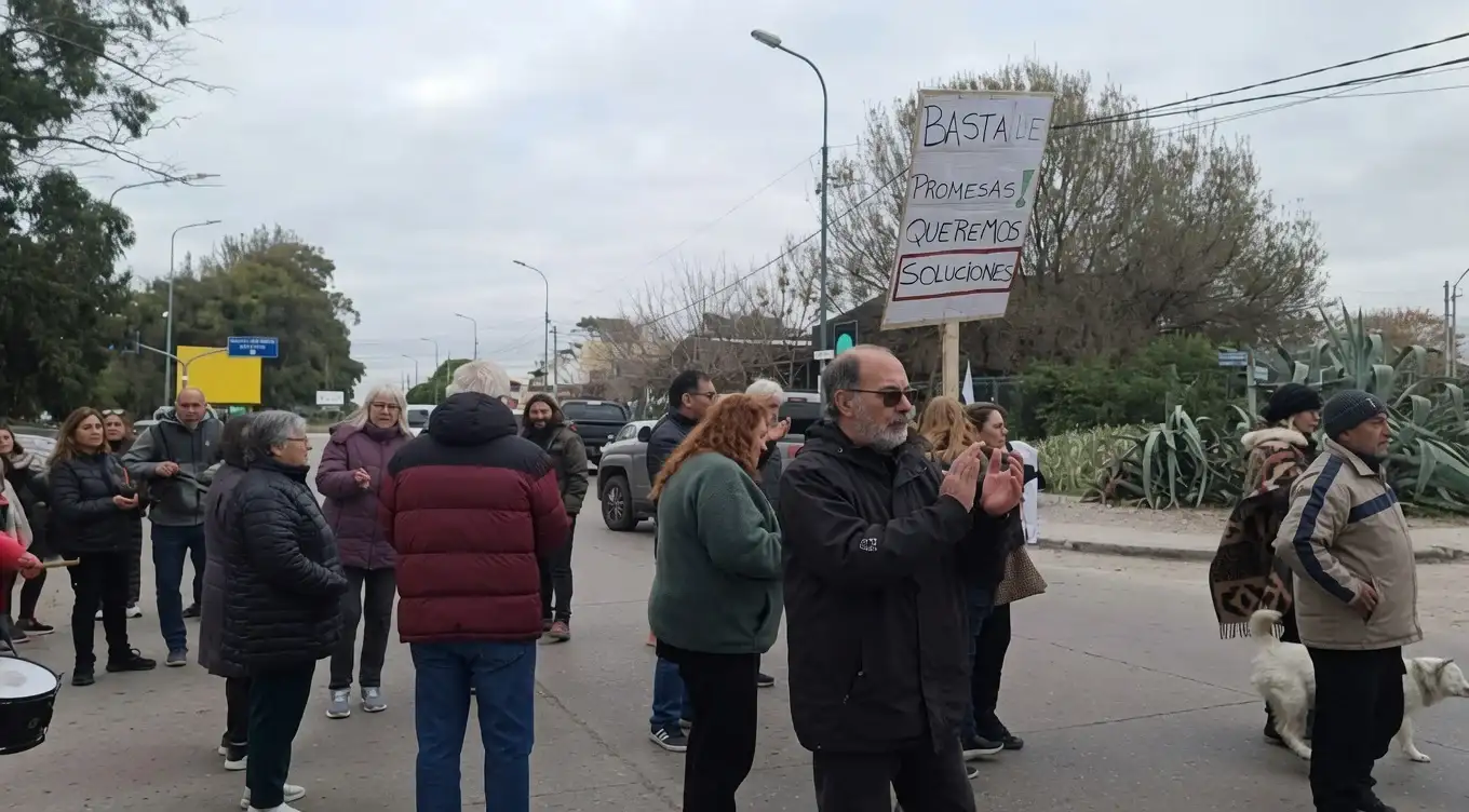 Los vecinos se concentrarán hoy desde las 15:00 en la rotonda del Faro.