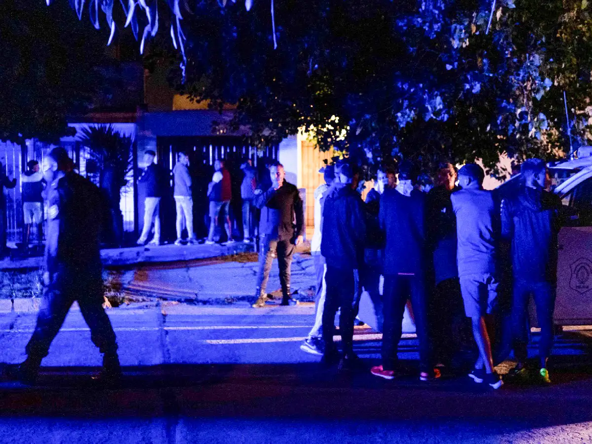  Barrio Parque: apedrean a  personal policial que desactivó  una fiesta clandestina