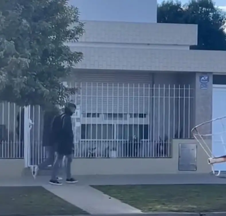 Los cuatro detenidos fueron trasladado de la Alcaidía de Melincué. Crédito: captura del video.