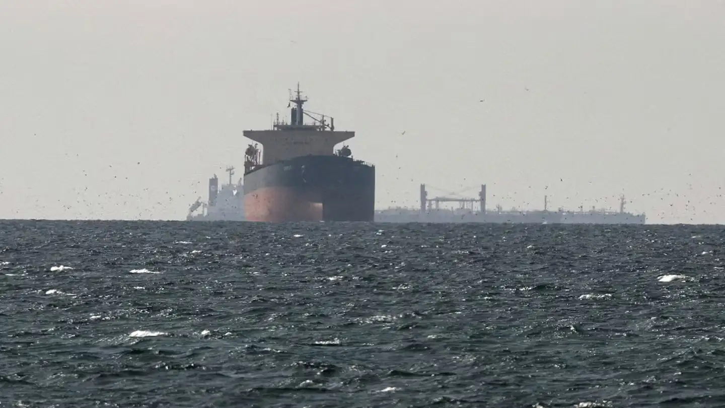 Irán mantiene cerrado el estrecho de Ormuz, por donde circulaba cerca del 20% de la producción mundial de hidrocarburos.