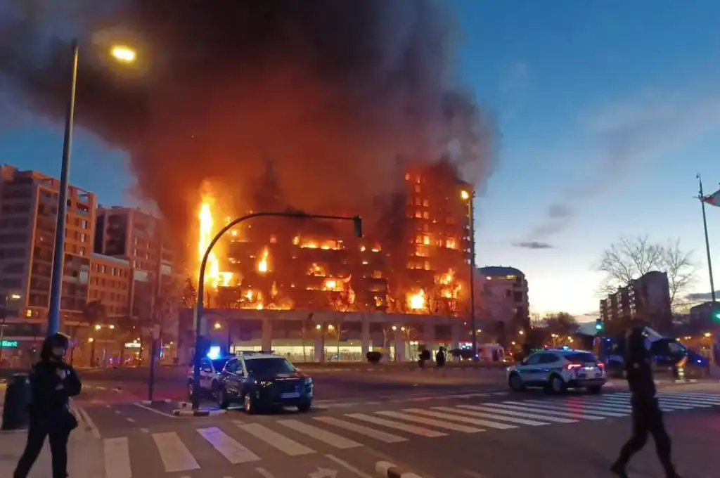 Testigos relataron que algunas personas saltaron de una vivienda a otra para escapar del fuego.