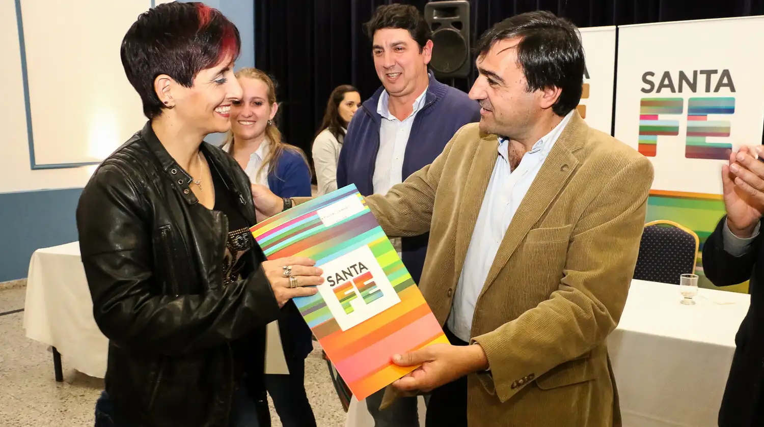 Más de un centenar de vecinos recibieron la escritura de sus viviendas