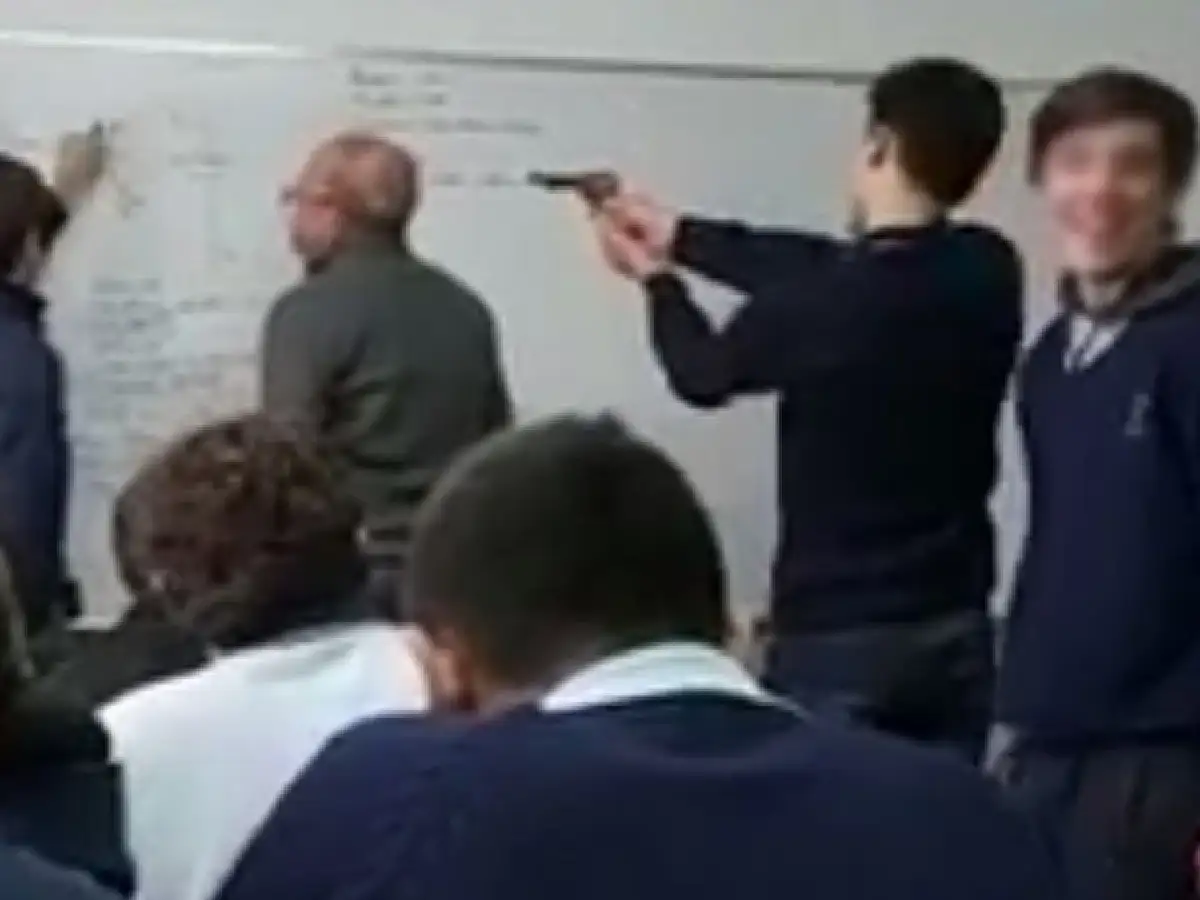Alumnos le apuntaron con un arma al profesor en plena clase: según el colegio, era de juguete