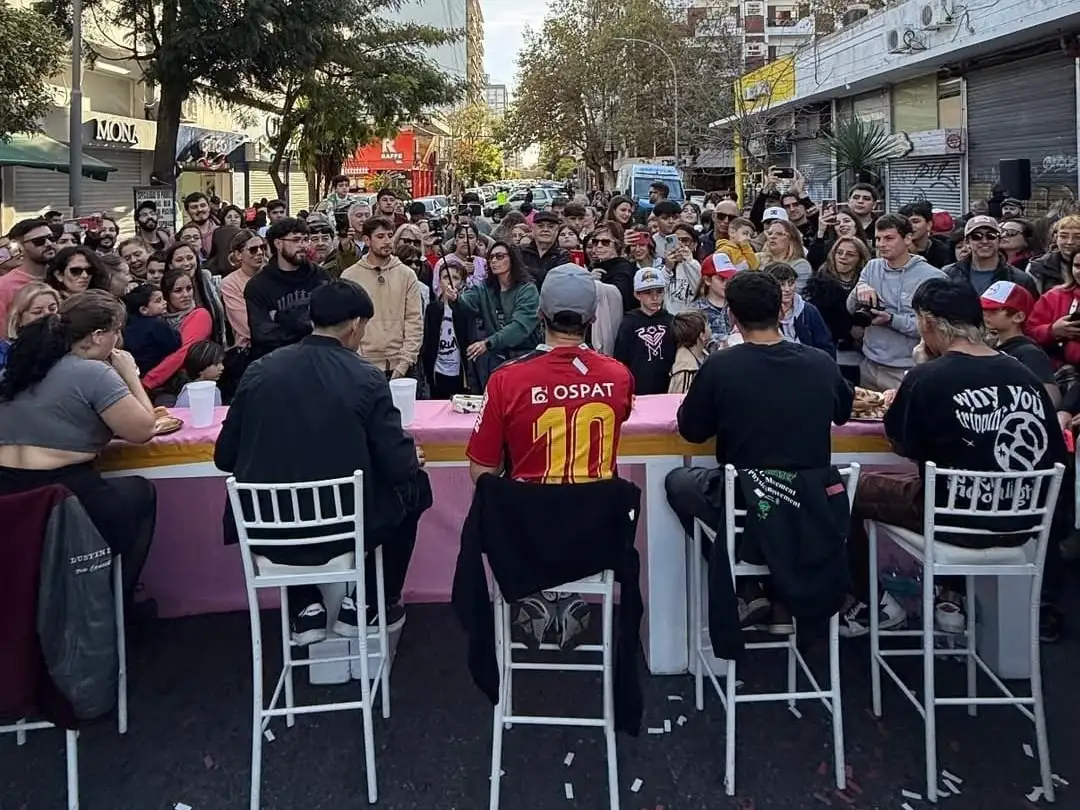 Finalmente el ganador del concurso se comió 9 panchos en 5 minutos.