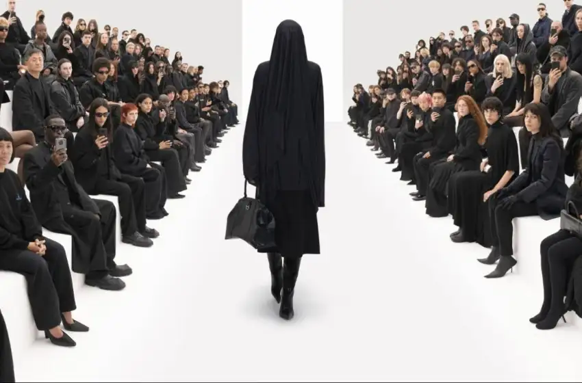 Balenciaga alerta de los peligros de la digitalización con un desfile colmado de modelos “deepfakes” y de “hackeos” a Gucci