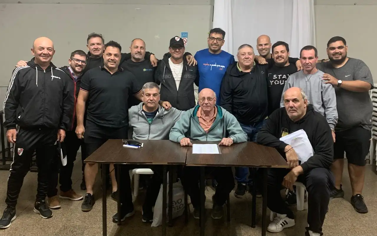 Los integrantes de la comisión directiva presidida por Mateo Bocco
