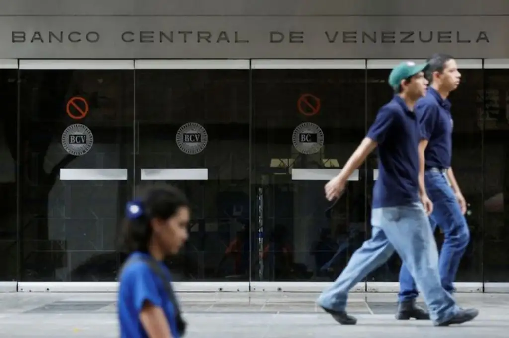 Hiperinflación en Venezuela: bancos emiten tarjetas de débito para cuentas en dólares