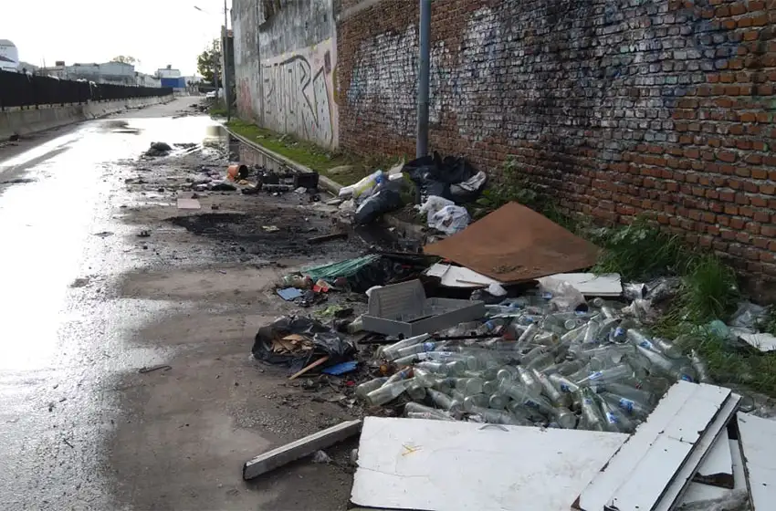 Impactante basural al lado de las vías del tren