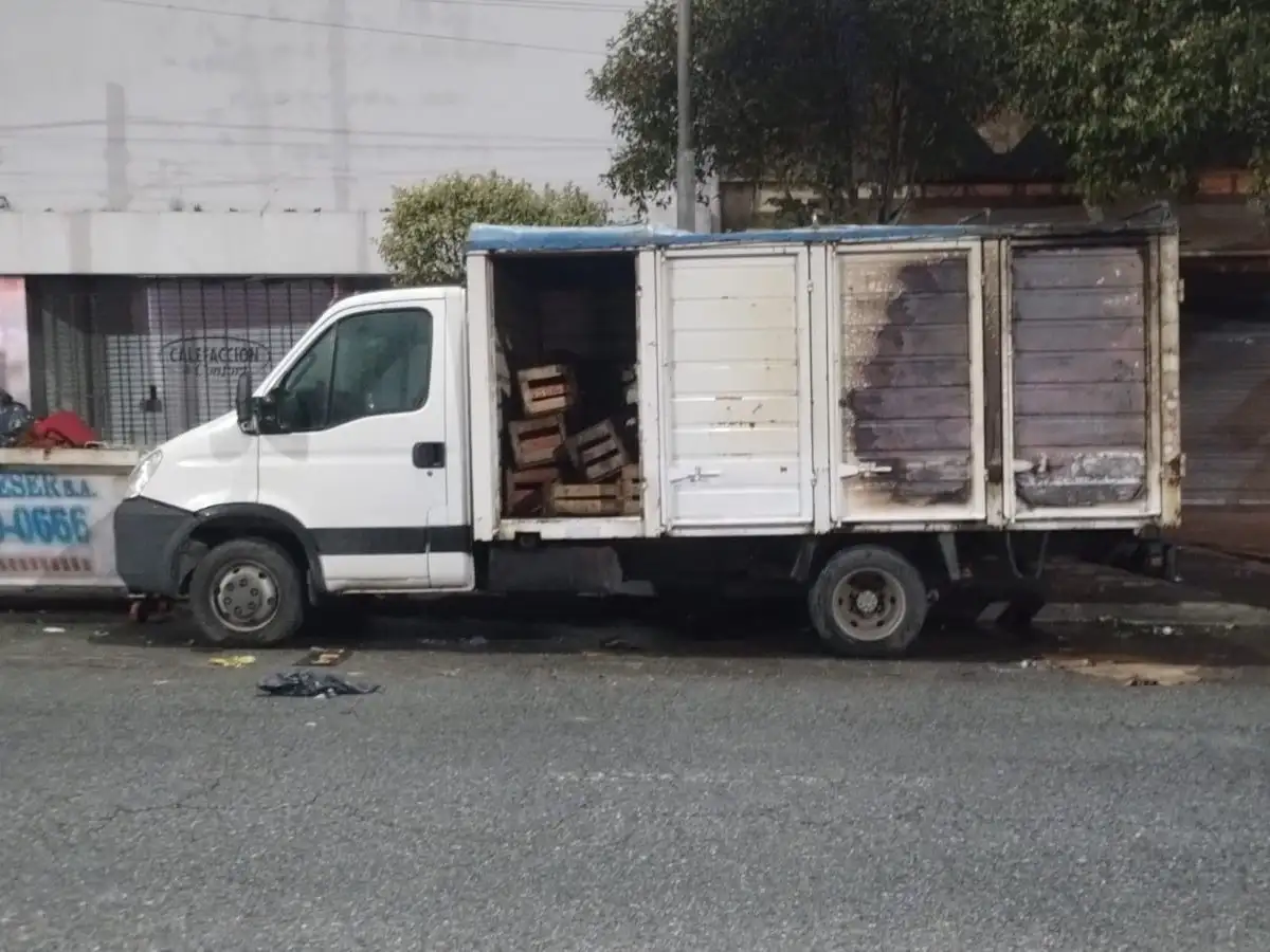 Detuvieron a un hombre por provocar un incendio en un camión estacionado