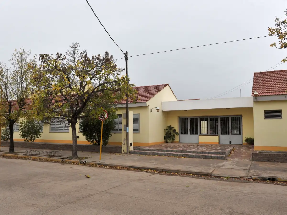 Le roban la moto a una maestra en la Escuela Marina Fava de Esteban