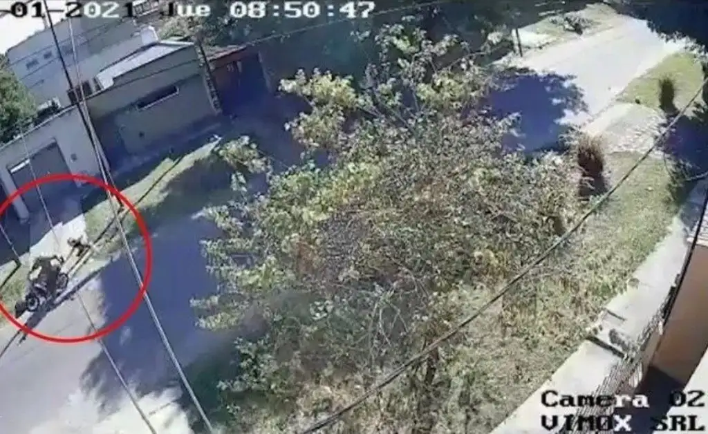 Video: un motochorro arrastró a una abuela por la calle para sacarle la cartera