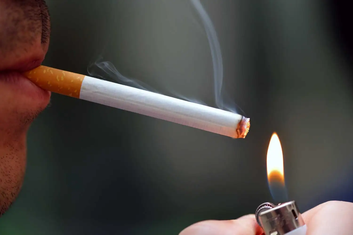 A partir del 1 de julio, estará prohibido fumar en la mayoría de los espacios públicos al aire libre del país.