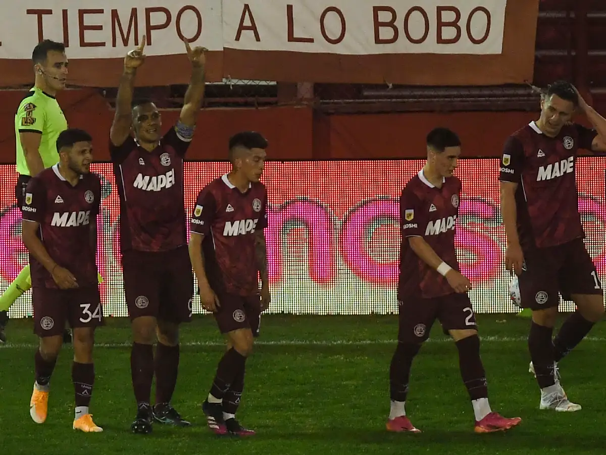 Lanús le ganó sobre la hora a Huracán y llegó a la punta