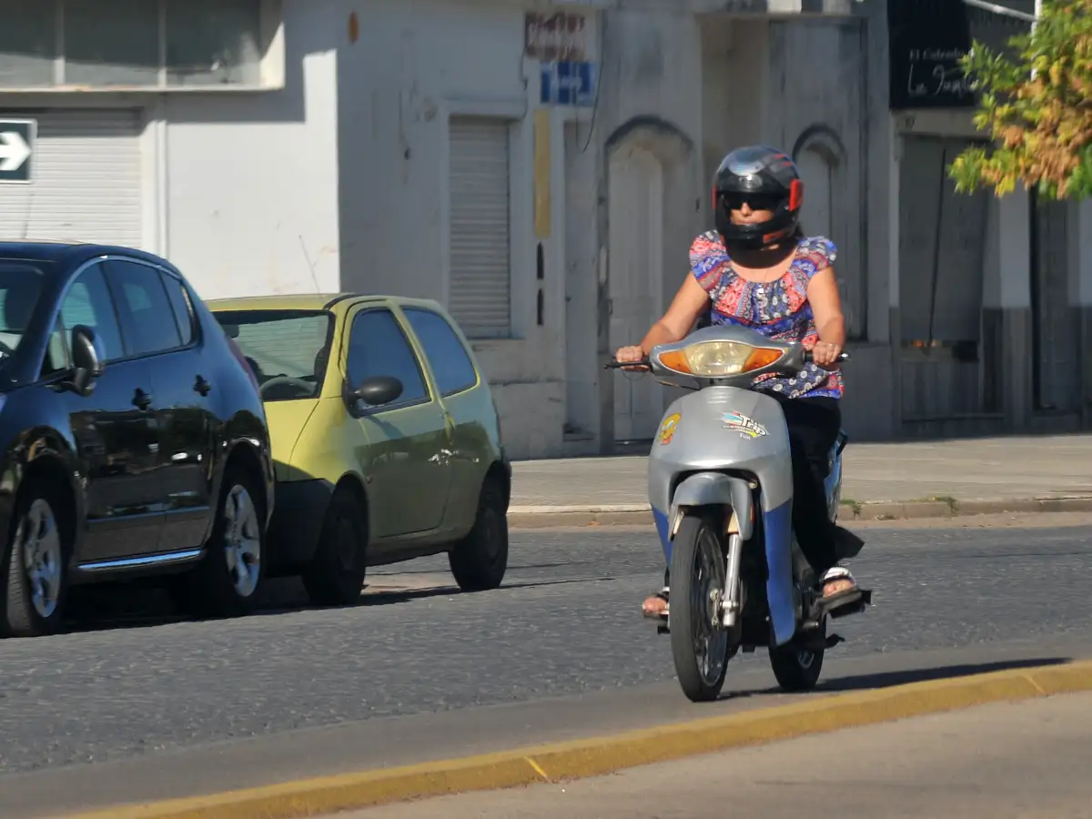 El municipio estudia quitarle la licencia a quienes son lleven casco 