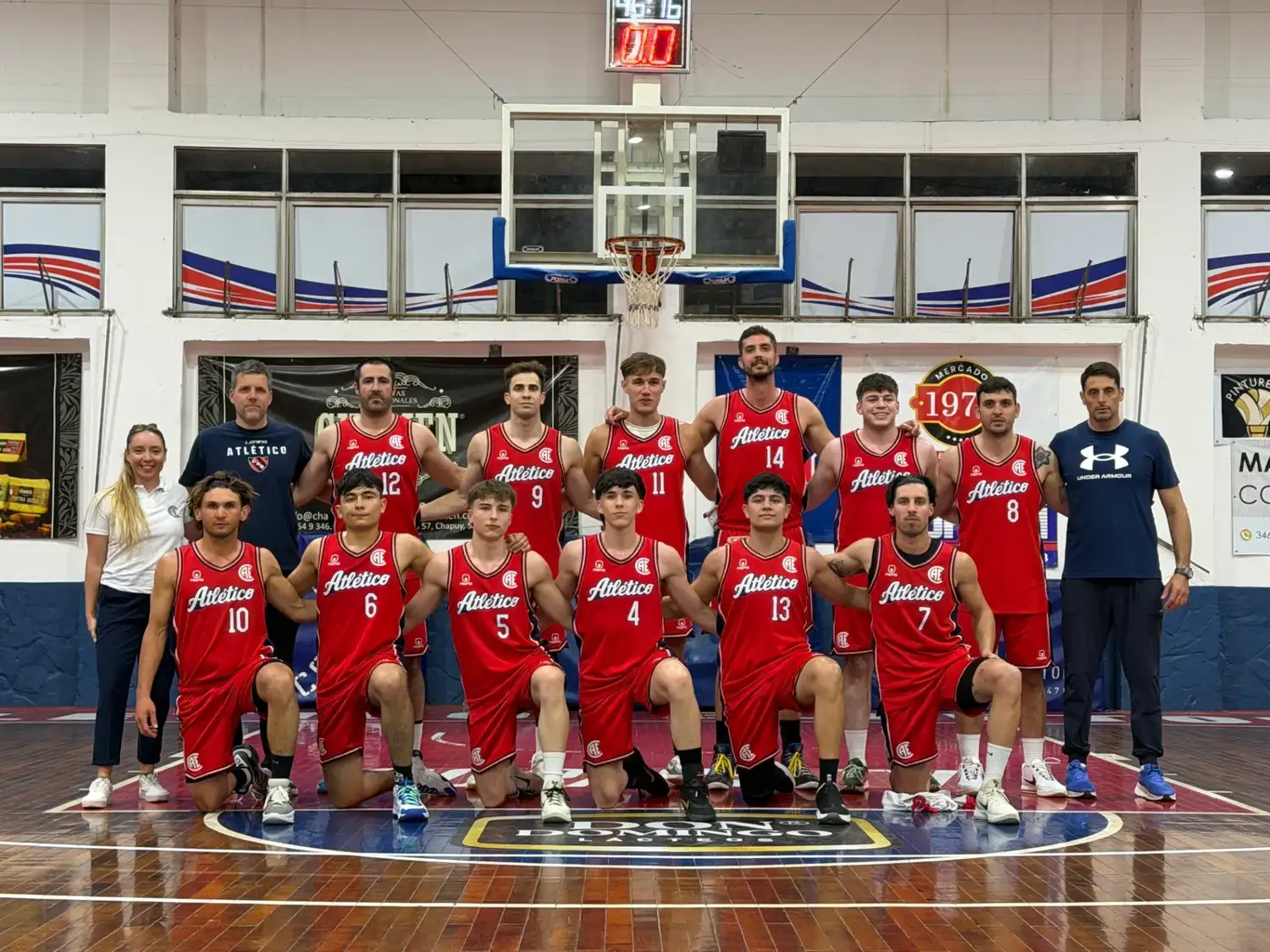 Foto: Plantel de primera división masculina de Atlético Elortondo en la Fortaleza Roja en la previa del partido frente al Club Ciudad por el Torneo Clausura de la Asociación Venadense de Básquet.