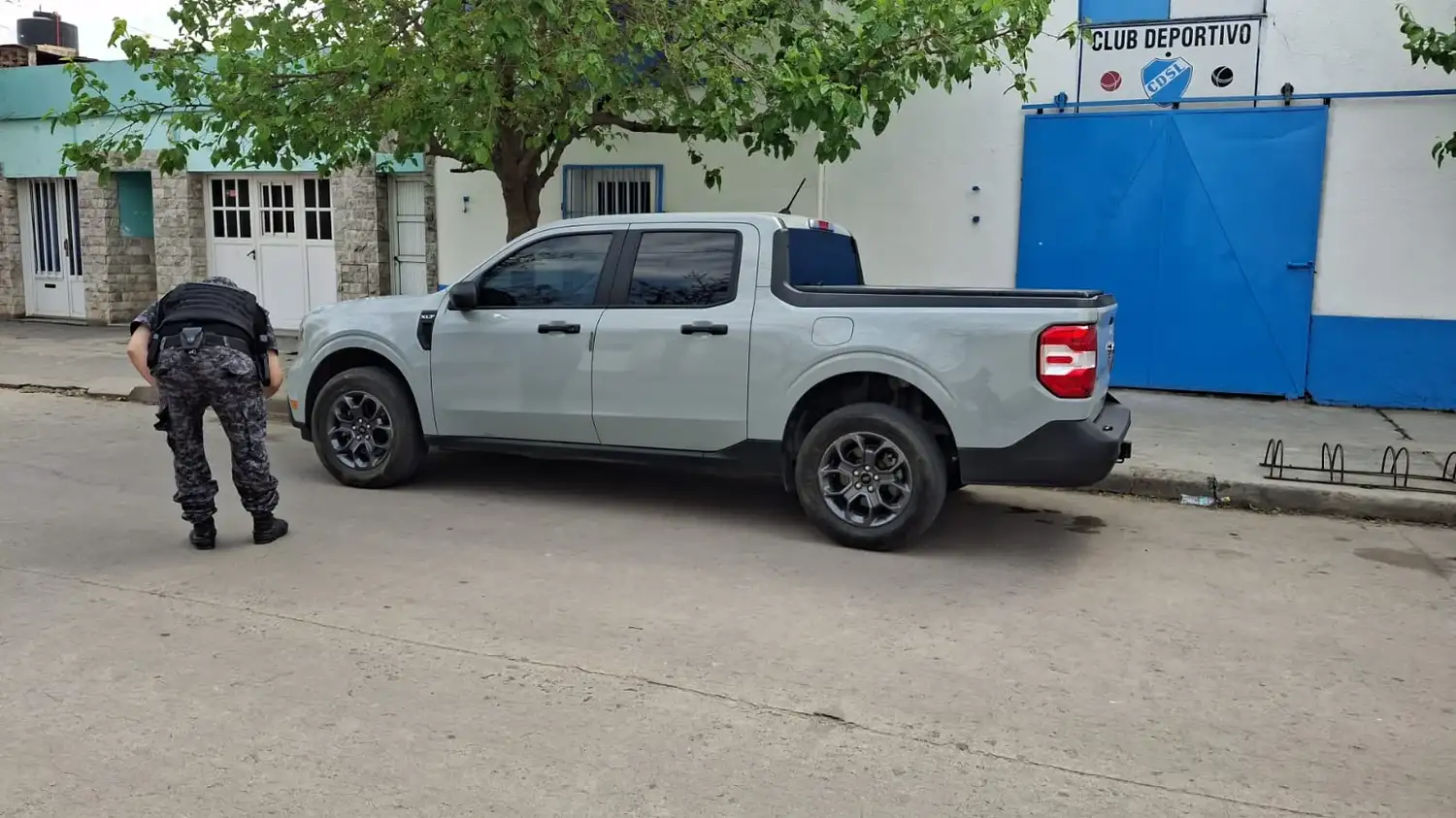 La camioneta en la que huyeron los delincuentes y que luego fue hallada.