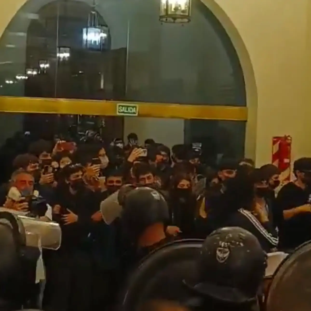 El Gobierno denunciará la toma del Palacio Sarmiento