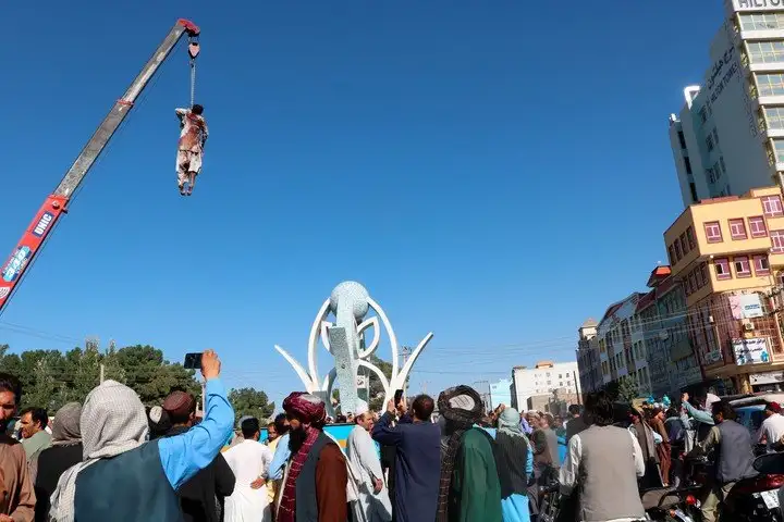 Aberrante: los talibanes volvieron a colgar cadáveres en plazas públicas