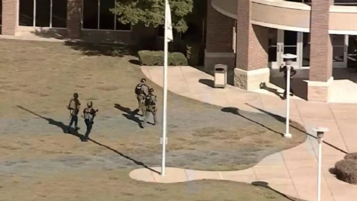 Arrestan a un estudiante de Texas que tenía armas y municiones en su vehículo